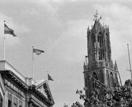 855217 Gezicht op de voorgevel van het Stadhuis (Stadhuisbrug 1) en de Domtoren te Utrecht, waar de vlaggen van Utrecht ...